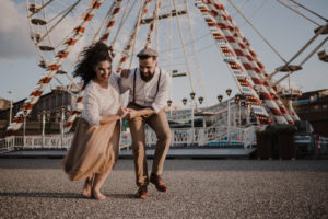couple dansant devant le grande roue de toulouse séance couple de danseur